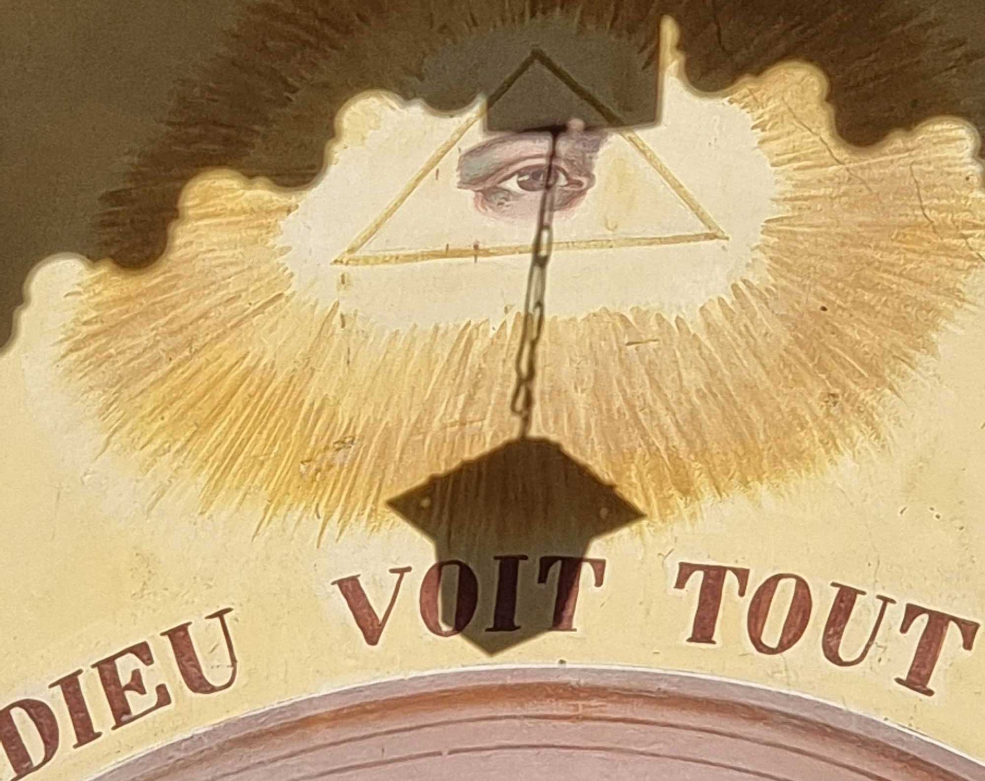 La Sacra Famiglia è affiancata, sulla destra, da San Martino, in abiti vescovili e, sulla sinistra, da San Giacomo Maggiore, apostolo di Gesù, in veste di pellegrino. Triangolo con l’occhio di dio e la scritta DIEU VOIT TOUT (Dio vede tutto) Cielo stellato (CAMPUS STELLAE), riferimento al Santuario di Compostela