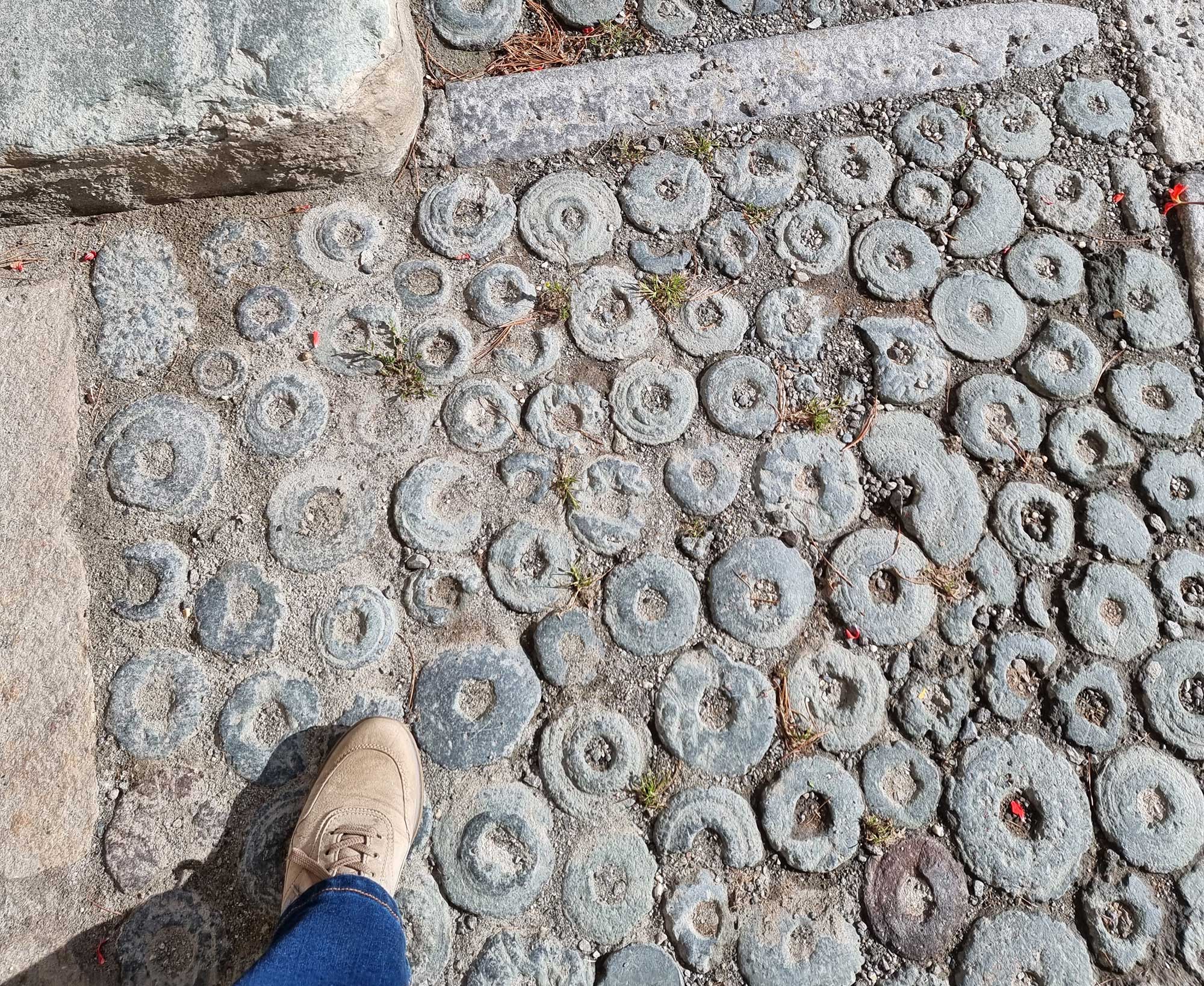 Particolare unico nel suo genere è il sagrato davanti al portale di ingresso, formato dagli scarti di lavorazione (‘torsoli’) dei contenitori in pietra ollare di cui Saint-Jacques-des-Allemands era un fiorente centro di produzione.