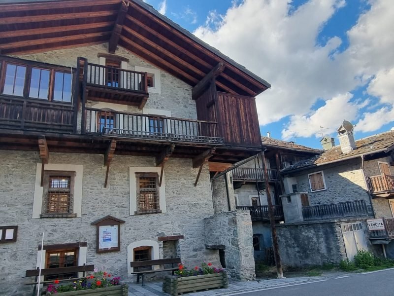 poi-casa-challant-con-torre-1774860754